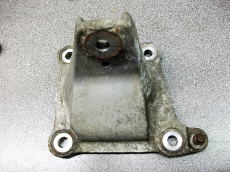 REAR RIGHT HAND ENGINE SUPPORT MOUNT BRACKET