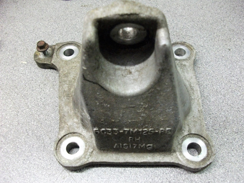REAR RIGHT HAND ENGINE SUPPORT MOUNT BRACKET