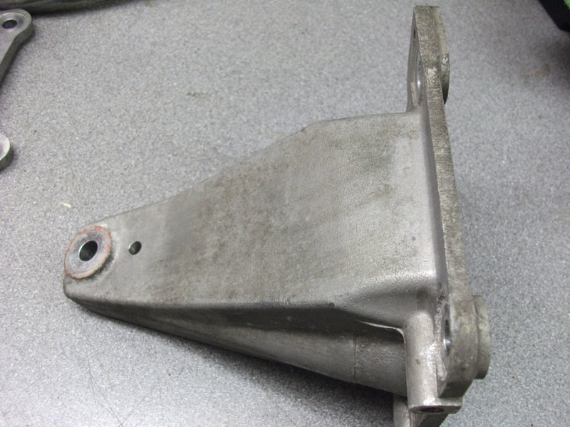 REAR LEFT HAND ENGINE SUPPORT MOUNT BRACKET