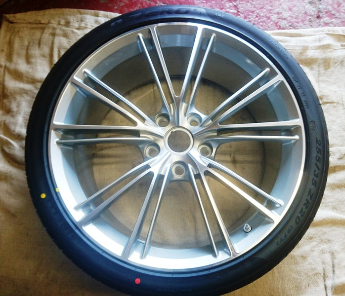 Image of FRONT WHEEL SILVER DIAMOND TURNED 20IN WITH PIRELLI TYRE