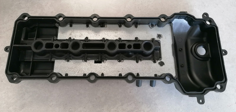 Image of RIGHT CYLINDER HEAD COVER