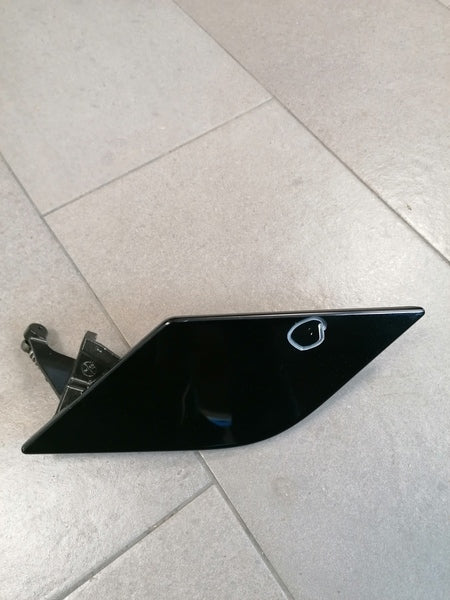 ROADSTER FUEL FLAP WITH HINGE