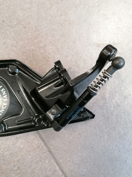 ROADSTER FUEL FLAP WITH HINGE