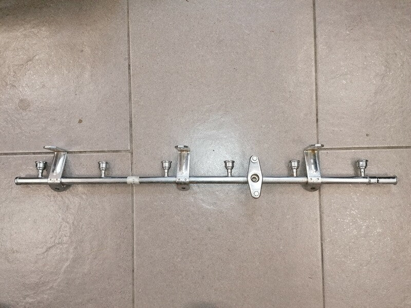 LEFT SIDE FUEL INJECTION RAIL ASSEMBLY