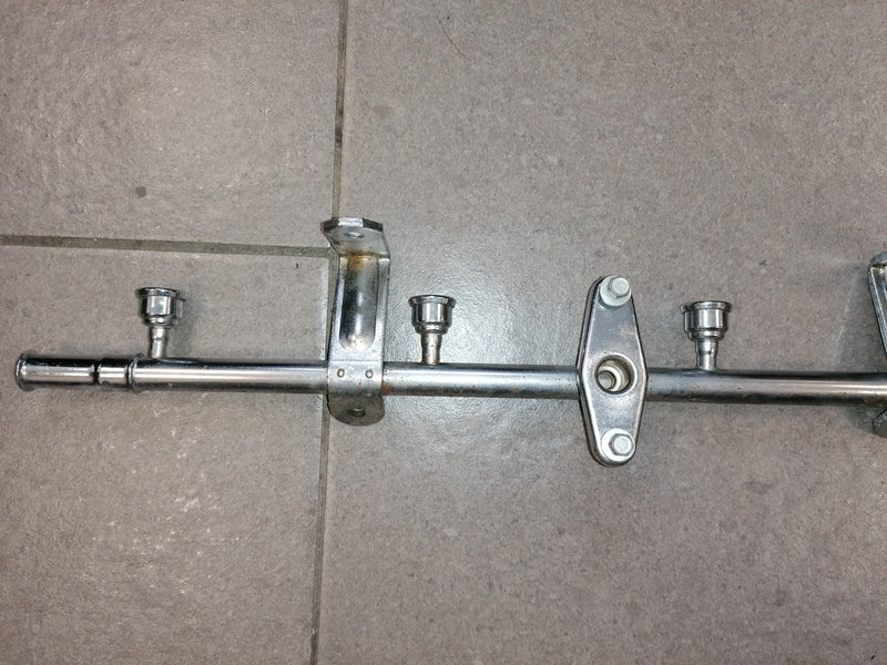 RIGHT SIDE FUEL RAIL ASSEMBLY