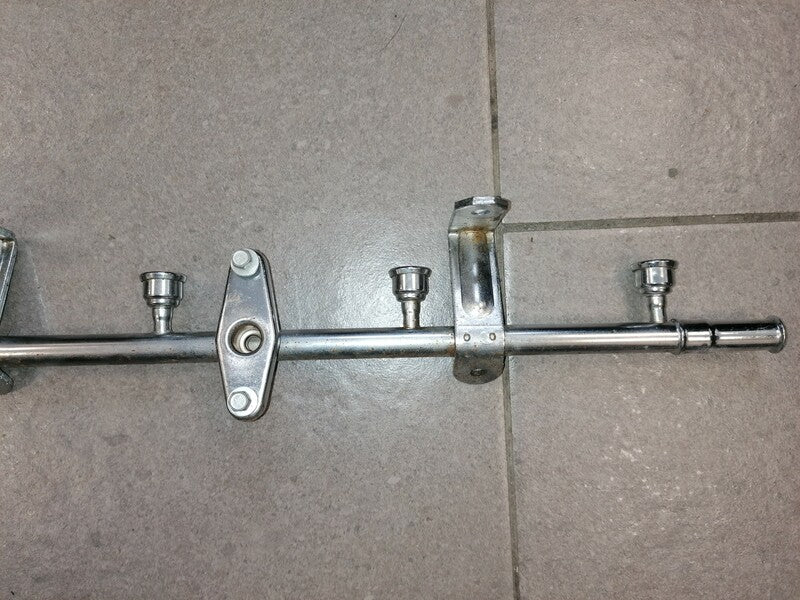 LEFT SIDE FUEL INJECTION RAIL ASSEMBLY