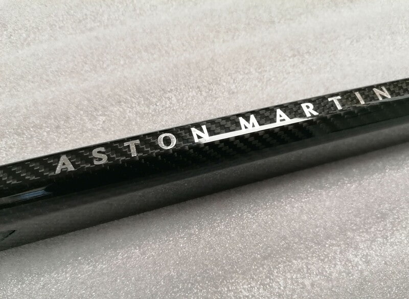 Image of CARBON FIBRE RIGHT FRONT WING FENDER STRAKE