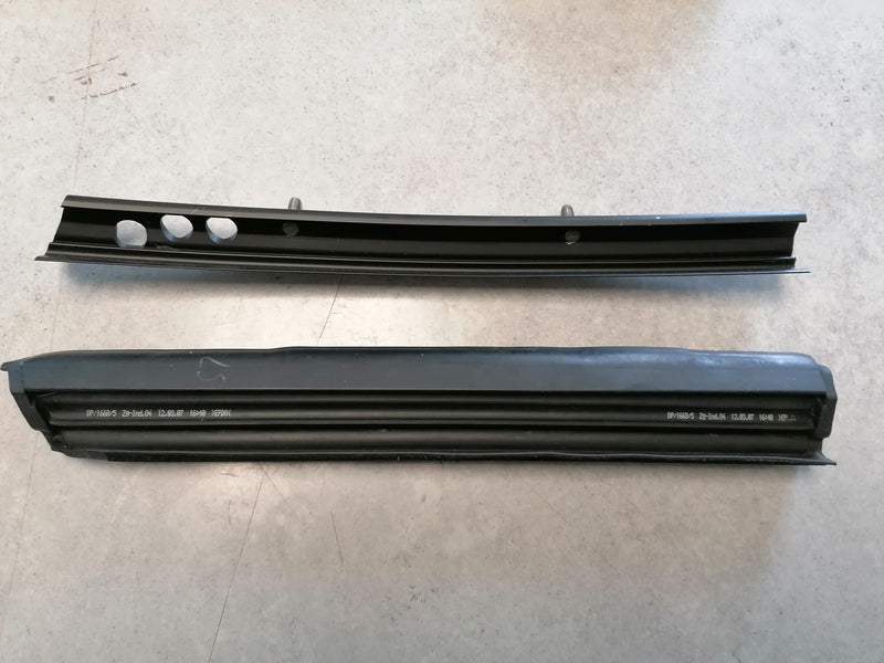 Image of RIGHT FRONT CANT RAIL SEAL KIT