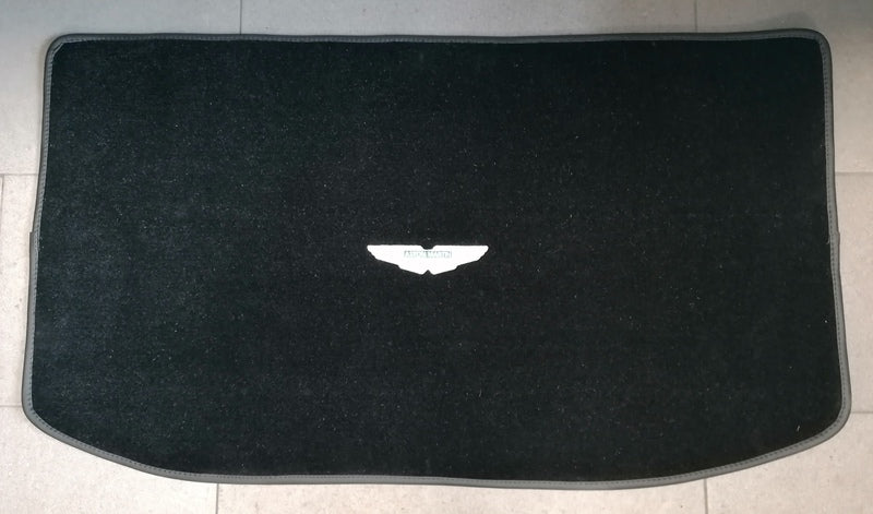 BLACK BOOT TRUNK OVER MAT CARPET