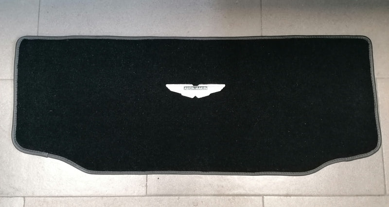 BLACK BOOT TRUNK OVER MAT CARPET