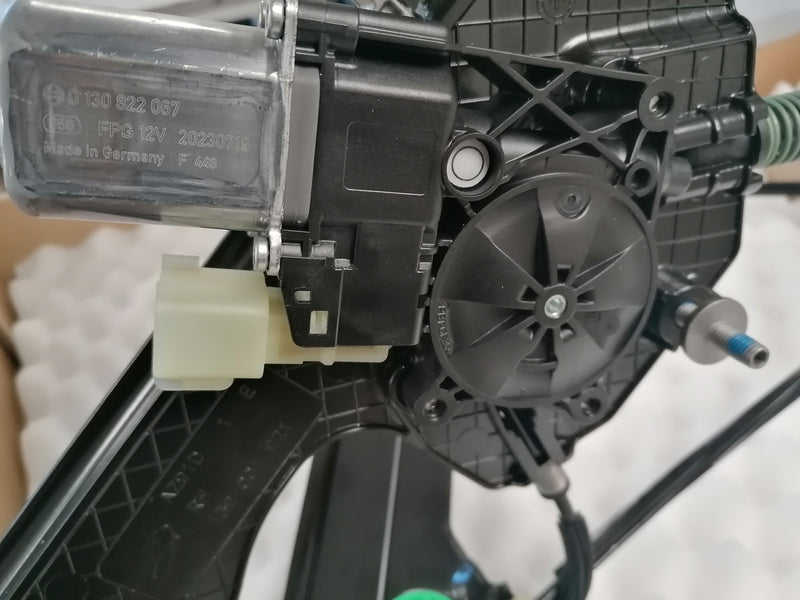 Image of FRONT DOOR WINDOW REGULATOR - RIGHT HAND