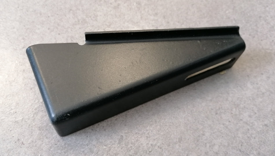 Plate assembly, apron bracket