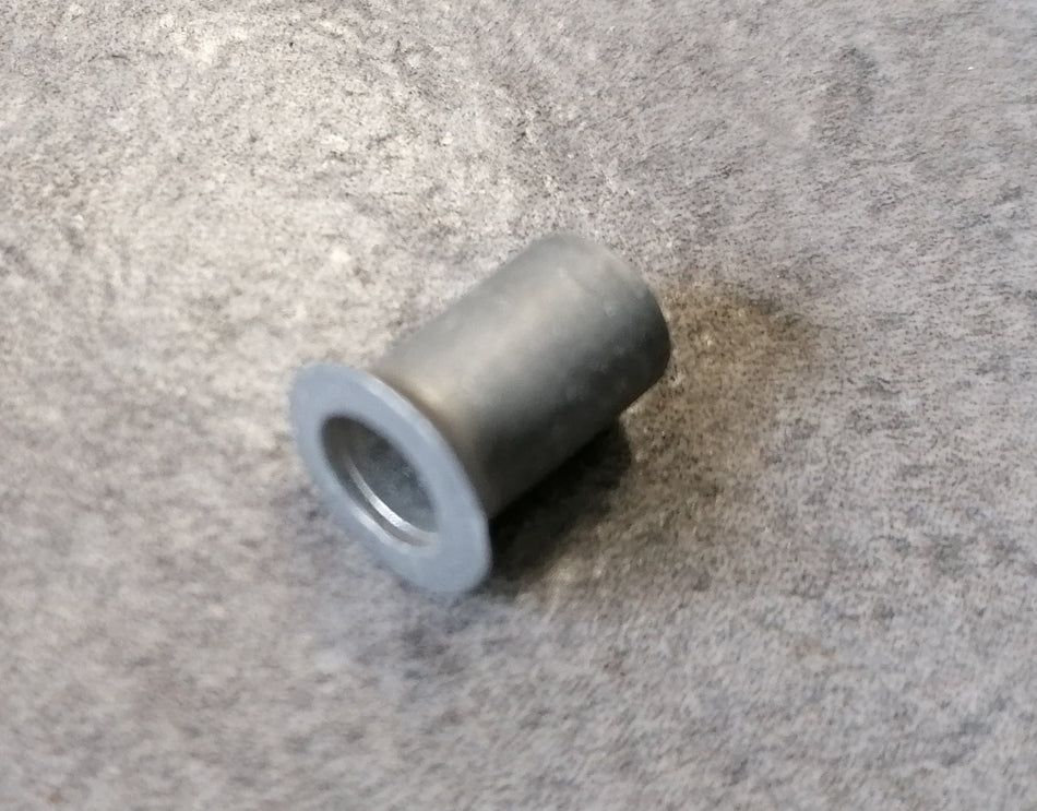Bearnut, M5, flat head, pipe clip attach